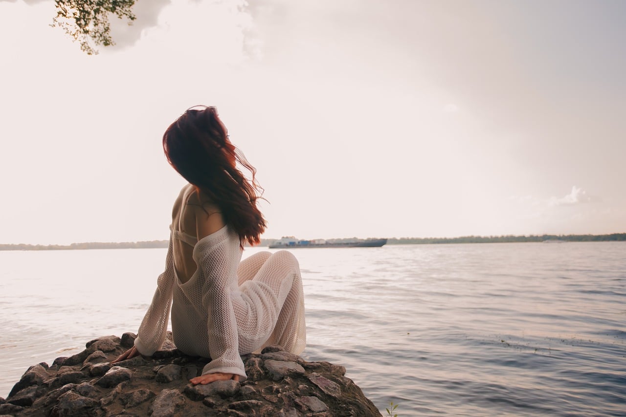 産後の抜け毛に悩むママへ|芦屋の鍼灸で健やかな髪の回復を